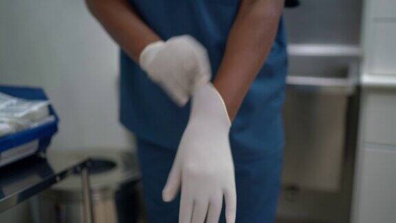 男护士在医院戴手术手套