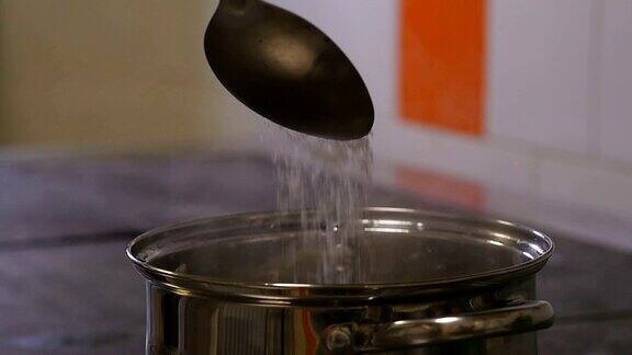 厨师将沸水放入锅中腌制