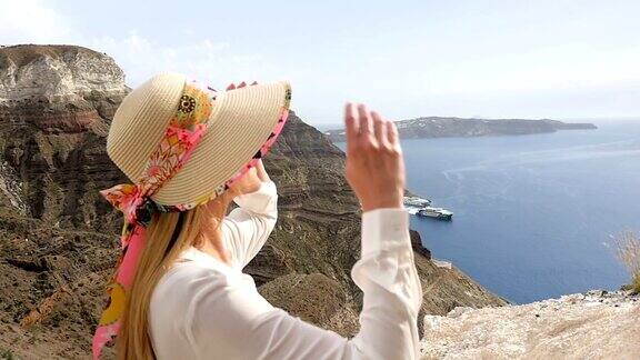 女人拿着帽子看风景