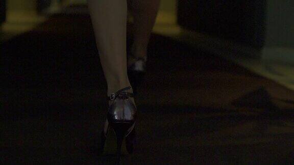 HD:穿高跟鞋的女人