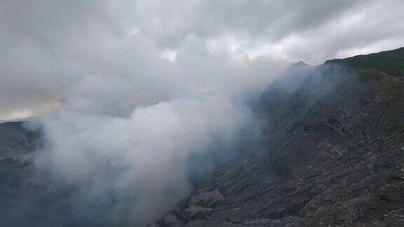 鸟瞰图裂缝上升的火山口与烟雾雾坡悬崖石
