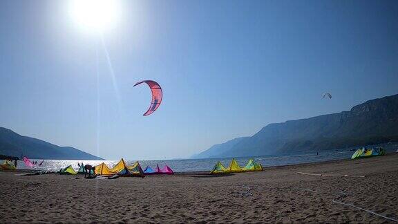 运动员度假时风筝冲浪土耳其马尔马里斯Börtübet湾户外运动和度假概念