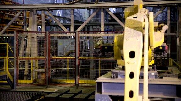 工业机器人在现代工厂组装产品的机械臂