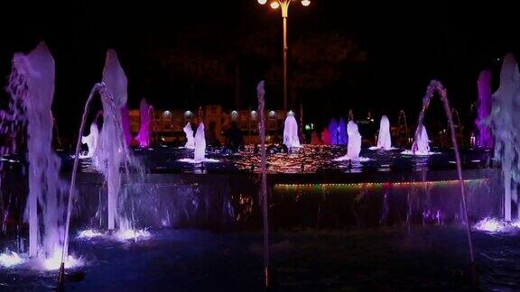 五彩缤纷的音乐喷泉在夜晚闪烁着不同的色彩