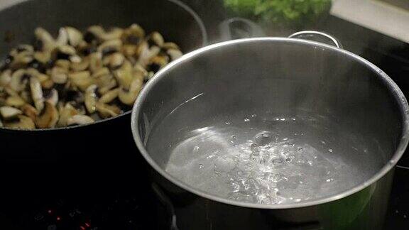 锅内沸水以炸蘑菇为背景慢动作