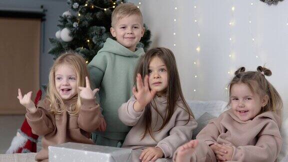 四个孩子在圣诞树旁说再见