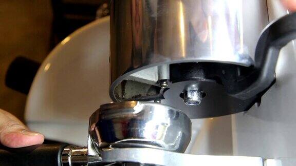 特写咖啡师使用磨碎的咖啡制作浓缩咖啡高清