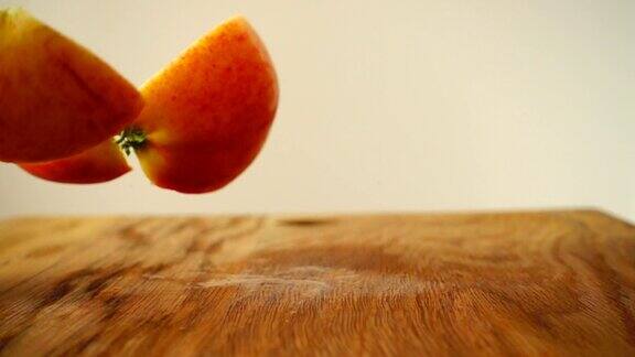 苹果片落在砧板上缓慢的运动