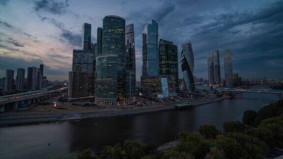 莫斯科城市玻璃摩天大楼城市景观与日落地平线反射在窗户上莫斯科国际商务中心日落傍晚