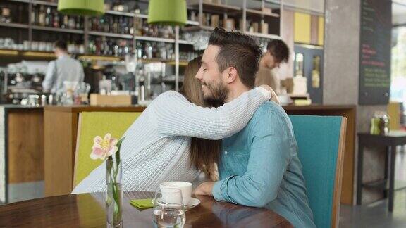 一名男子在惬意咖啡店与女友见面