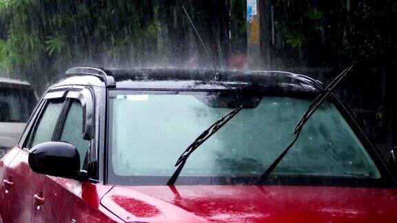 大雨打在车顶上