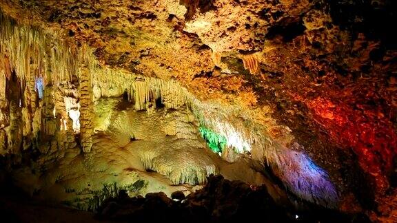五颜六色的钟乳石洞穴西班牙马略卡岛基督城波尔图马纳克尔