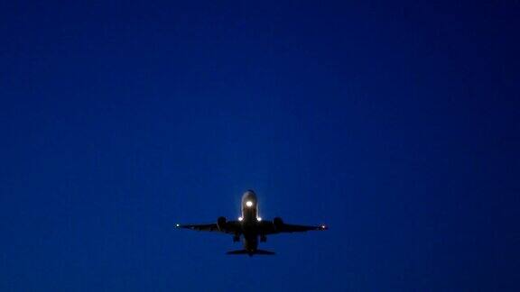 夜间飞行的飞机