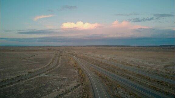 黄昏时分半卡车在犹他州沙漠的高速公路上超速行驶