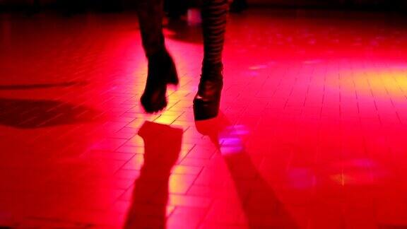 靴子在灯光下跳舞