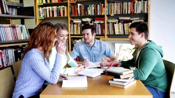 一群快乐的学生在图书馆看书准备考试