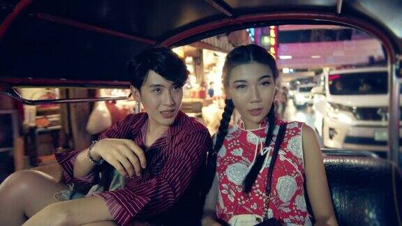 中国游客在曼谷骑嘟嘟车
