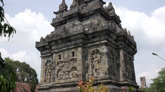 婆罗浮屠(Borobudur或Barabudur)是位于印尼中爪哇马杰朗(Magelang)的一座9世纪大乘佛教寺庙