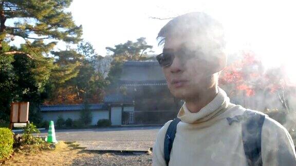 亚洲男人在秋天吸烟