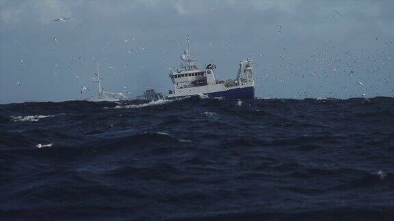 渔船在波涛汹涌的北海航行