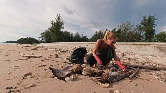 一妇女生态旅游志愿者环境海滩清洁
