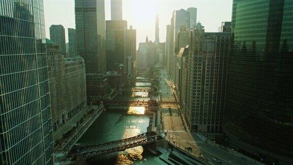 向后无人机拍摄的芝加哥河揭示沃尔夫点