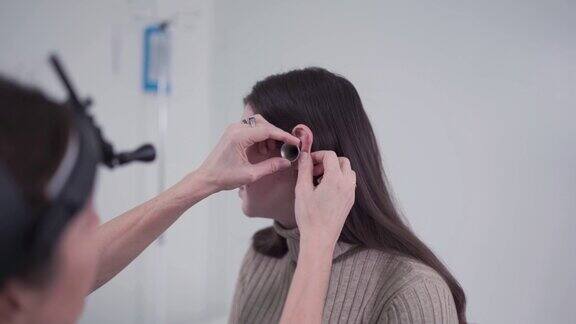 耳鼻喉科耳鼻喉科医生用医疗器械检查病人的耳朵耳聋听力损失医生检查耳朵(听觉器官)的健康状况体检耳朵检查
