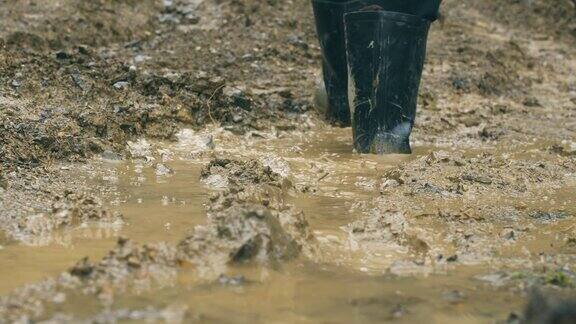 在雨天走在肮脏的路上