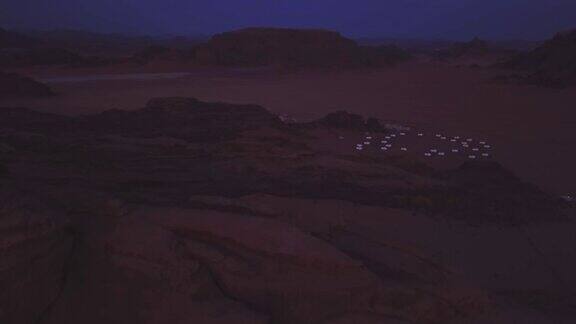 傍晚时分无人机在沙漠峡谷上空飞行