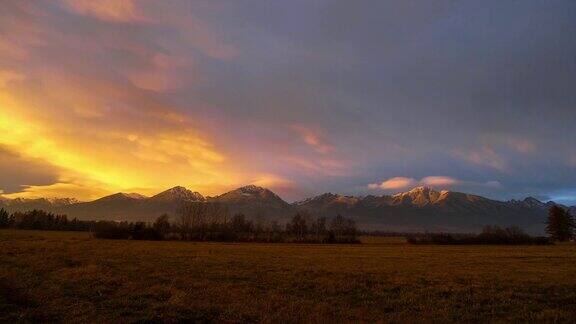 在高塔特拉山脉秋天日落时的彩云