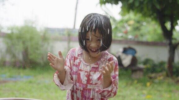 女孩在雨中玩耍