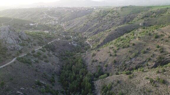 山谷和山脉无人机拍摄4k土耳其山口无人机拍摄的山脉