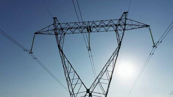 支撑架空高压输电线路的输电塔电塔承载着电线将电力从发电站输送到变电站