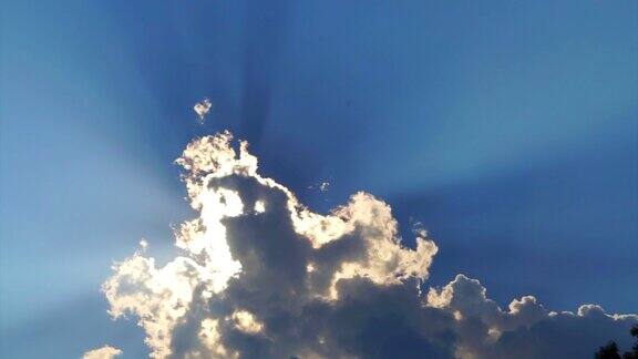 阳光和阳光照耀在大云后面从后面穿过外面