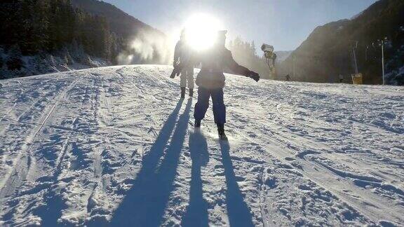 雪滑雪阳光和乐趣冬天滑和玩