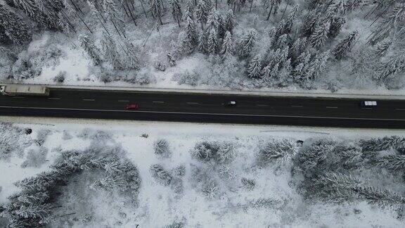 在芬兰的雪林中汽车正行驶在被雪覆盖的道路上