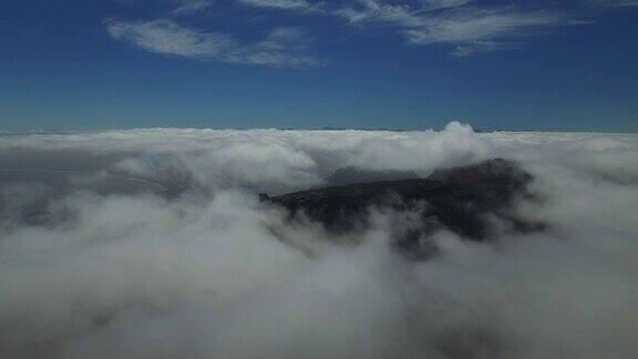 在开普敦的桌山透过云层偷窥航拍