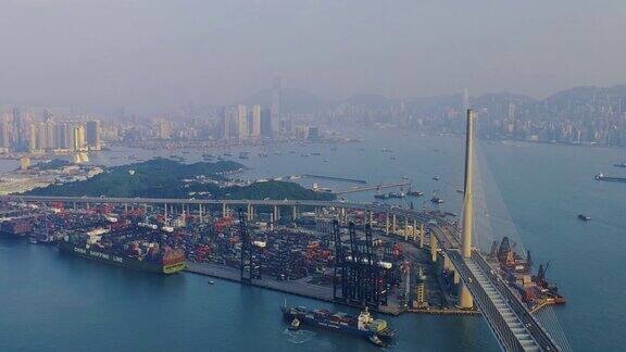 香港桥和集装箱货轮