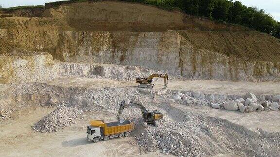 露天开采建筑砂石材料用挖掘机和自卸卡车