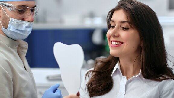 特写美女病人牙齿微笑检查结果效率牙齿治疗照镜子