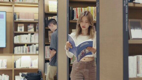 年轻的成年女性在书店里阅读