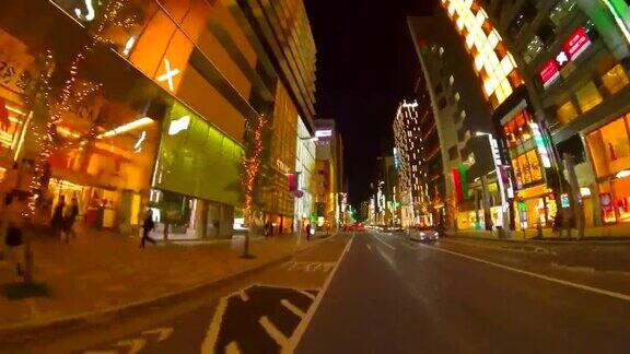 在日本东京银座的夜晚开车
