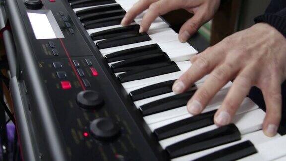 音乐家在弹奏电子钢琴按键盘