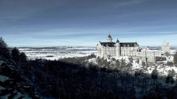 城堡位于山上冬天的风景