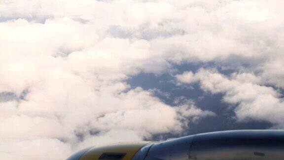 鸟瞰图的天空在白色蓬松的云从高空飞行的飞机