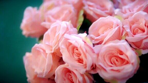 婚礼装饰桌上有粉红色的玫瑰
