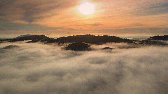 美丽的云海在山谷和山在日出