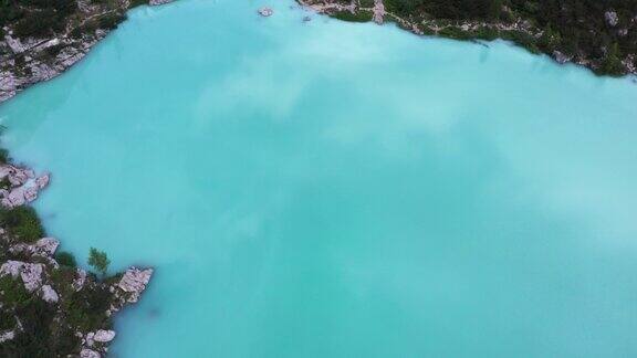 4K无人机拍摄的意大利阿尔卑斯山索拉皮斯湖的蓝色和绿色水域