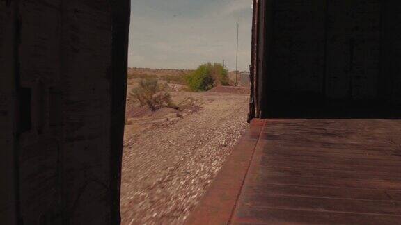 货运列车车厢内部沙漠
