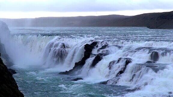 慢镜头:冰岛的金湾瀑布